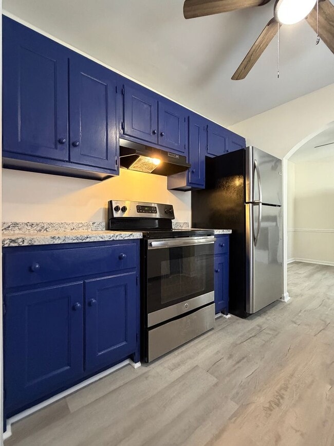 Building Photo - Large Home suitable for Residence or Business