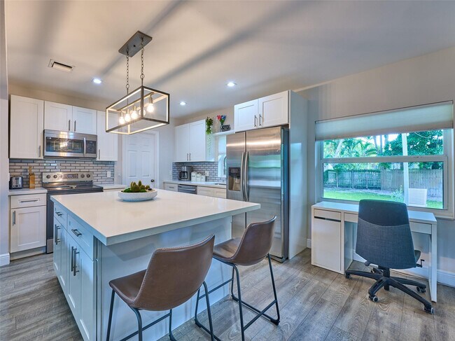 Building Photo - 801 NE 15th St