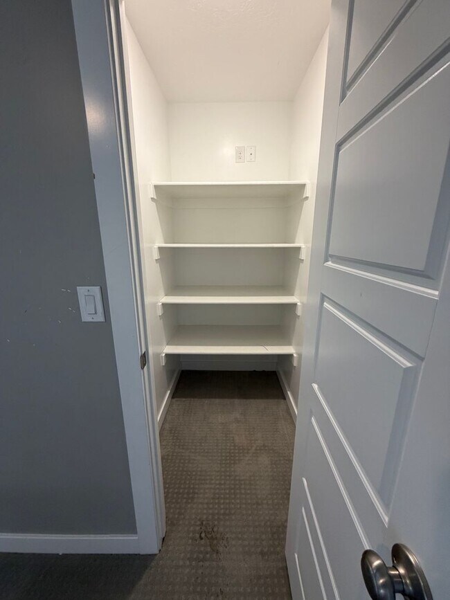 Building Photo - Beautiful 5-Bedroom Home in Lehi - Plenty of Storage!