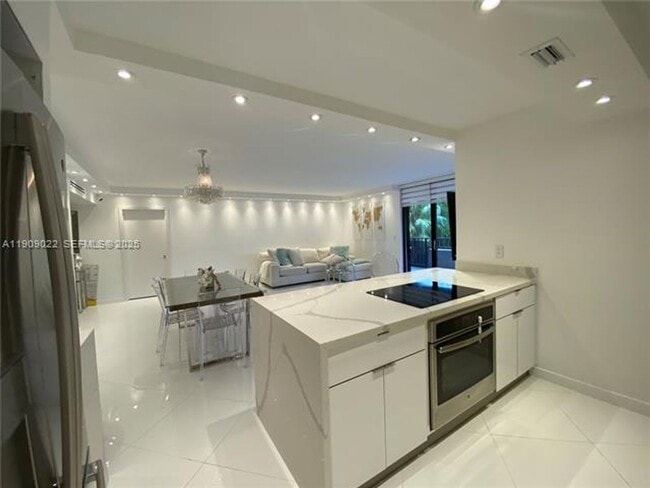 Building Photo - 121 Crandon Blvd