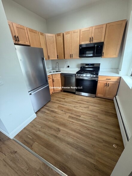 Primary Photo - 16 Flint St