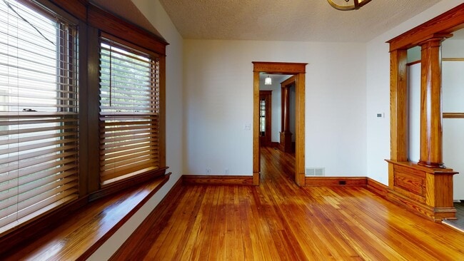 Building Photo - 1025 Park St SW