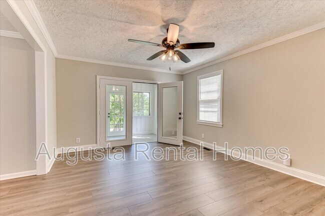 Building Photo - 3210 York Dr