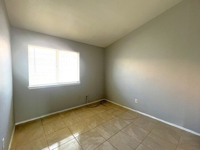 Building Photo - 3-Bedroom, 2-Bath House - Las Vegas, NV