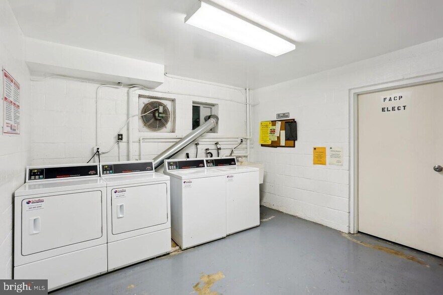 Building Photo - 10600 Kenilworth Ave