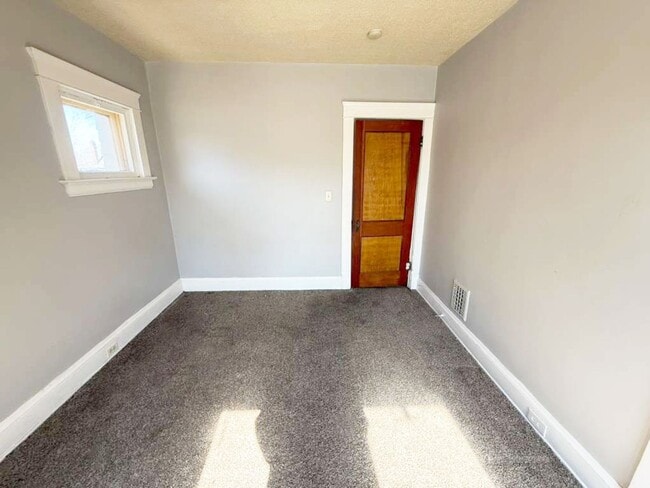 Building Photo - 4 BED 1 BATH SINGLE FAMILY HOME IN CLEVELAND!