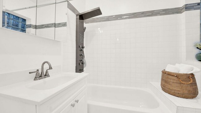 Building Photo - 5142 S King Dr