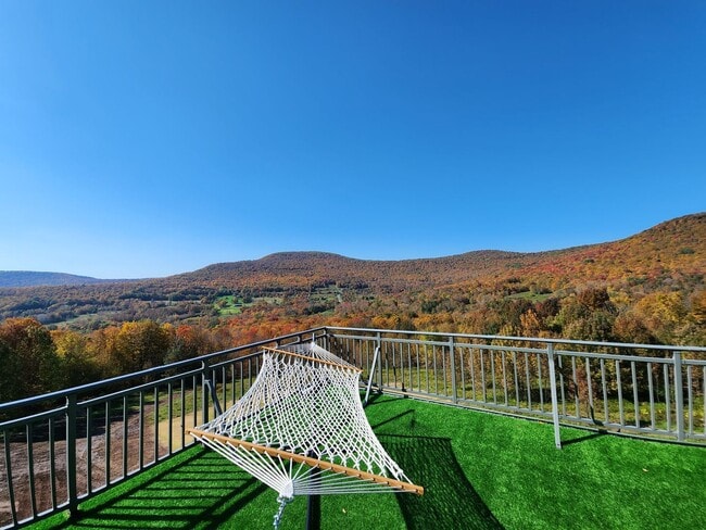 Building Photo - Modern Mountain Retreat with Rooftop Hot Tub – Flexible Lease Options