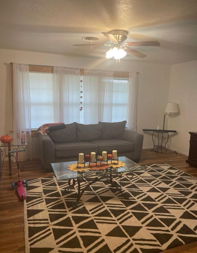 Building Photo - Spacious 4 Bedroom Home!