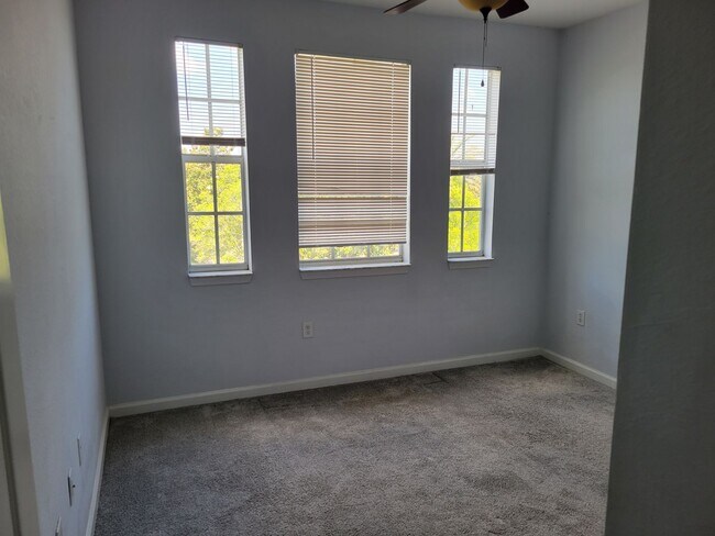 Building Photo - 3 Bedroom Beautiful Condo in Mirabella Com...