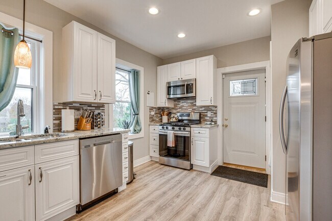 Building Photo - 1538 Fowler Ave