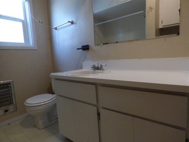 Building Photo - 3 Bedroom 1 Bath Home