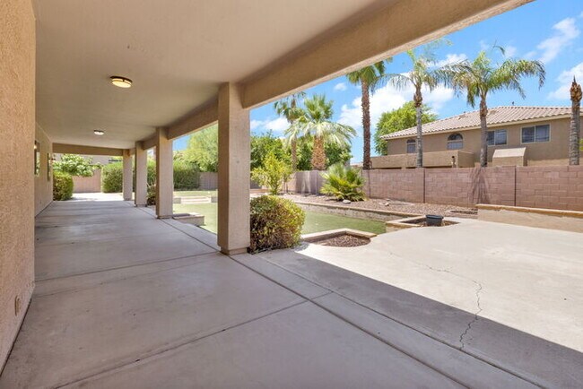 Building Photo - 1412 E Powell Way