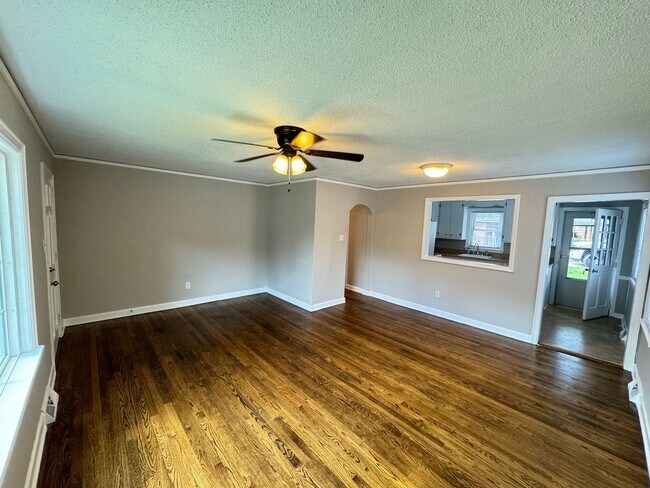 Building Photo - Cute 2 Bed 1 Bath House on Corner Lot