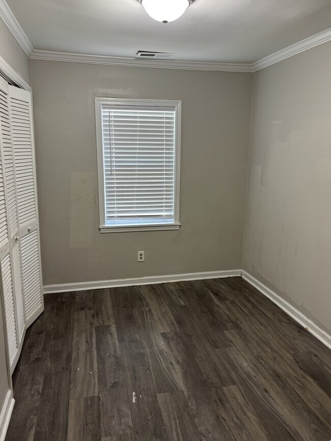 Building Photo - 616 Simpson St