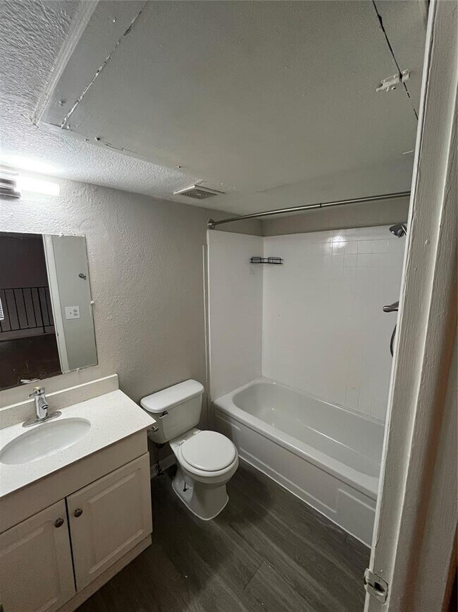 Building Photo - 401 NW 24th St