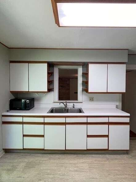 Building Photo - 1409 N Woodburn Ave