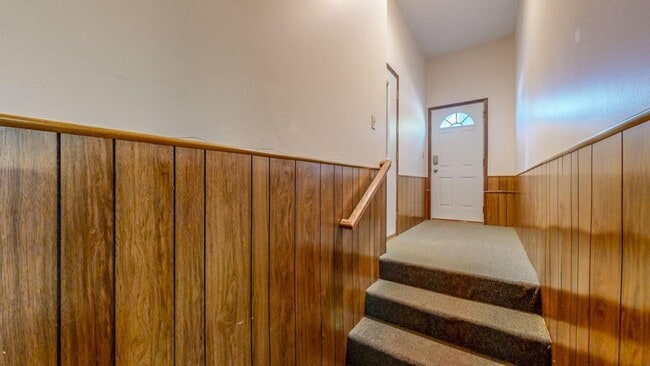 Building Photo - Spacious and Character-filled 5 BR 3 Bath ...