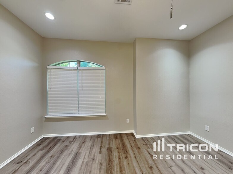 Building Photo - 630 Azalea Dr