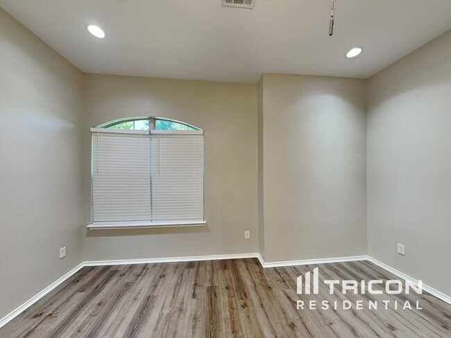 Building Photo - 630 Azalea Dr