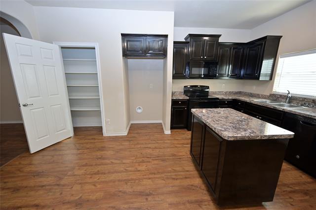 Building Photo - 916 Iona Dr