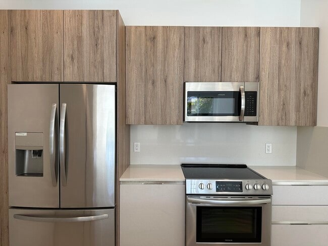 Building Photo - 815 NE 17th Ave