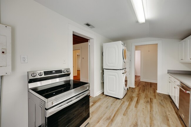 Building Photo - 505 Cherokee Rd