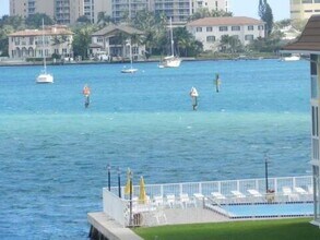 Building Photo - 2936 Lake Shore Dr