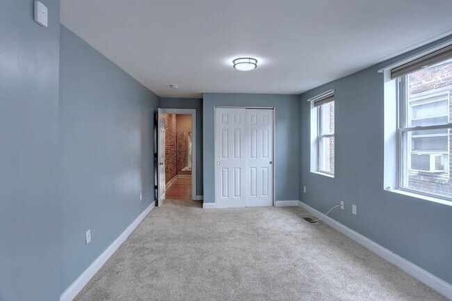 Building Photo - (2BD/1.5BA) Fabulous Patterson Park Townhome