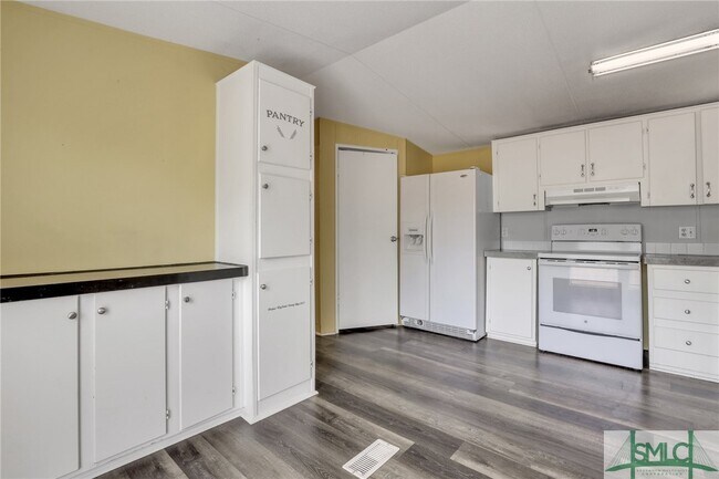 Building Photo - 3 Pine Rd