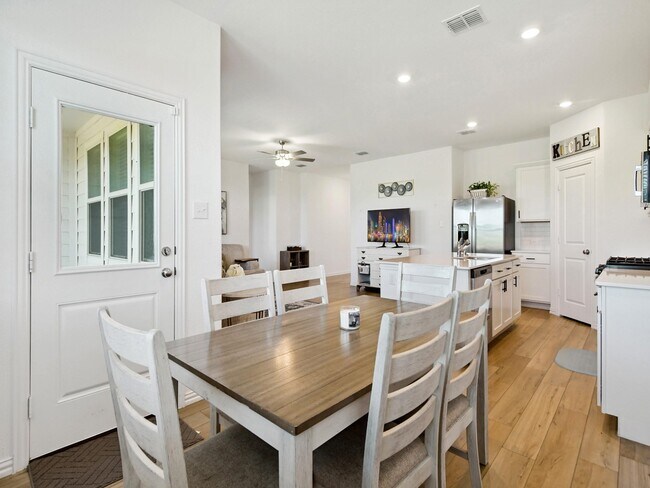 Building Photo - 3413 Kingsview Dr
