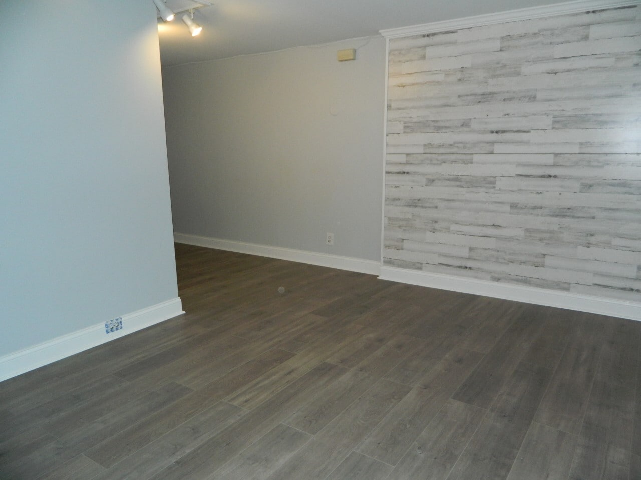 Living - 2517 W Gunnison St