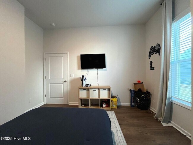 Building Photo - 742 Carnegie court