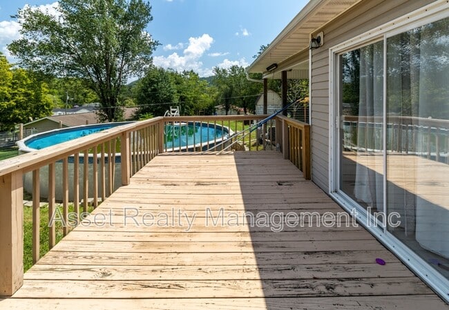 Building Photo - 817 Ridgeview Dr