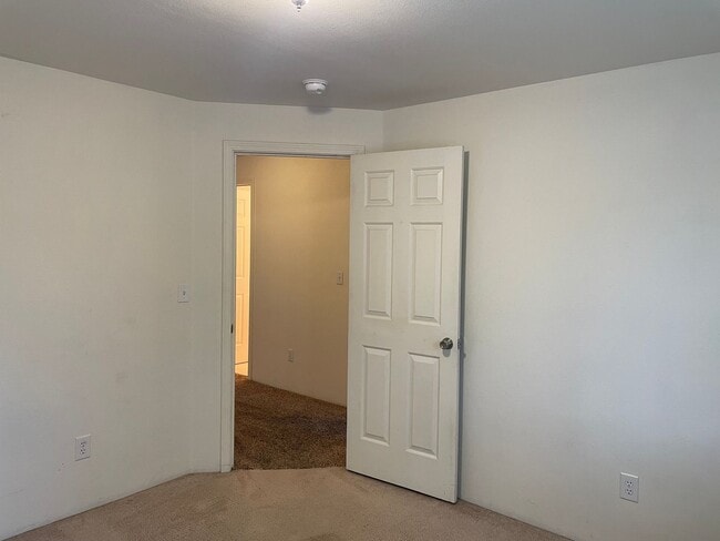 Building Photo - This 3 bedroom 2 bathroom home is located in beautiful Shady Cove