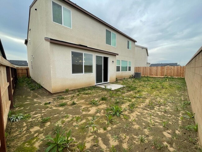 Building Photo - Spacious Modern Family Home in Prime Fresno Location!