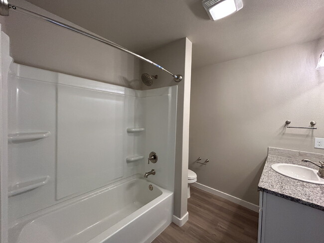 Building Photo - 3 Bedroom 2 Bathroom