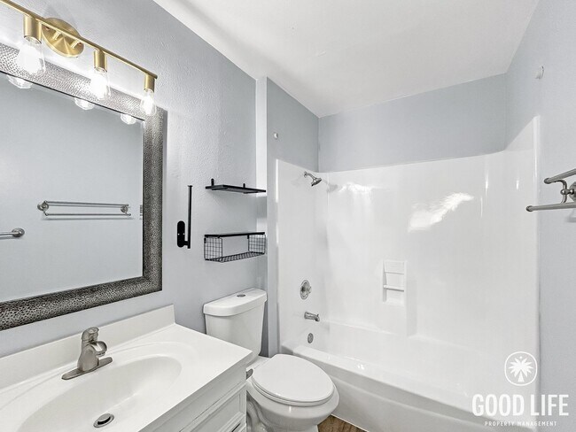 Building Photo - Beautiful 1BD/1BA W/ Reserved Parking and Community Pool in Mission Valley!