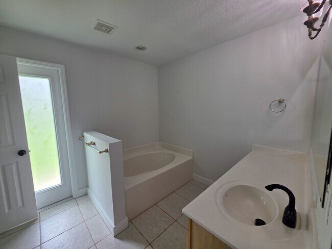 Building Photo - Beautiful 4 Bedroom in Gated Compass Pointe