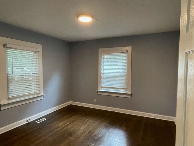 Building Photo - 587 Colonial Cir SE