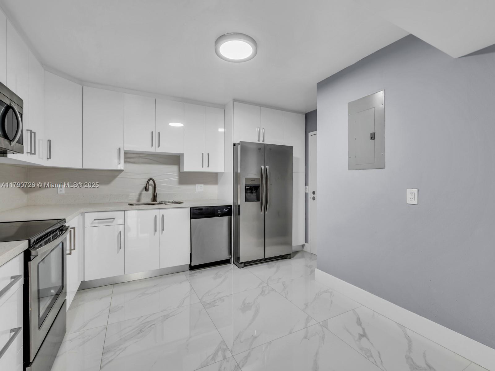 Building Photo - 2101 S Ocean Dr