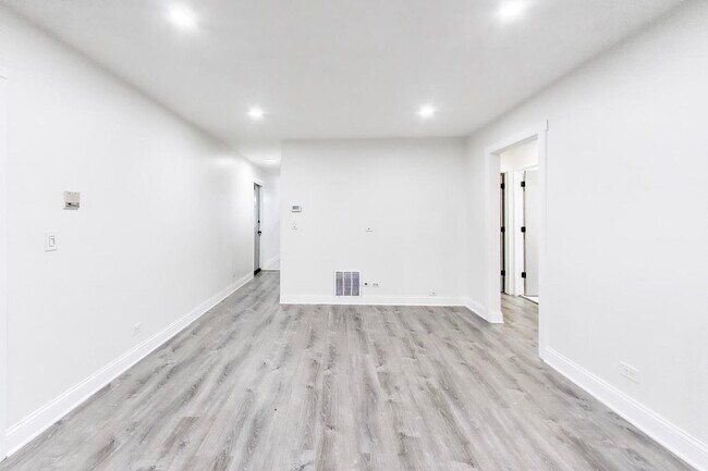 Building Photo - 6882 W Touhy Ave