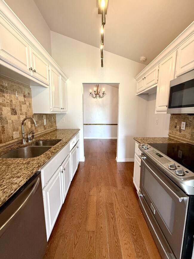 Building Photo - 427 N Rockford Pl