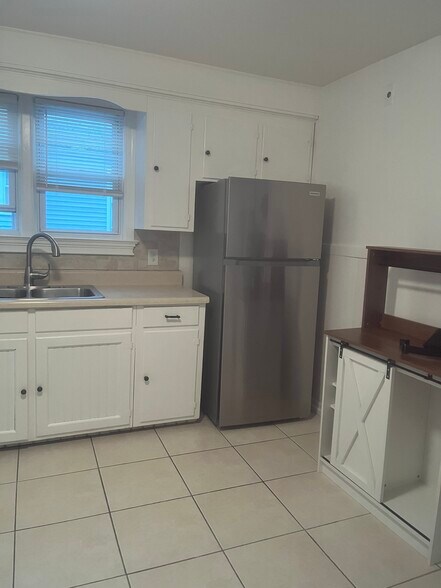 Building Photo - 136 King St