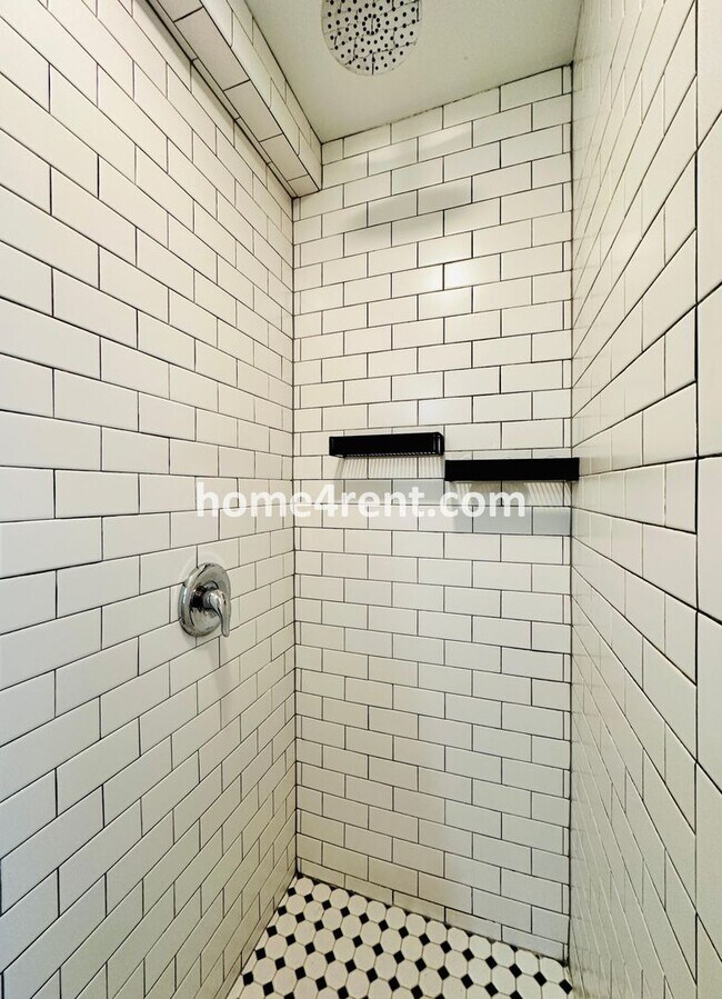 Building Photo - Luxury Condo Living Near the Country Club Plaza!