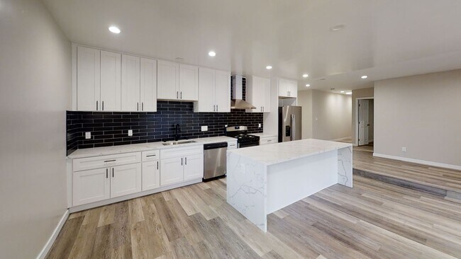 Building Photo - 4BD/2 BA Close Walk to Campus
