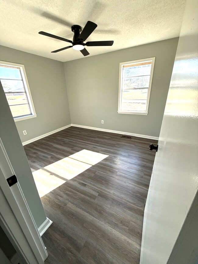 Building Photo - 102 Honeysuckle St