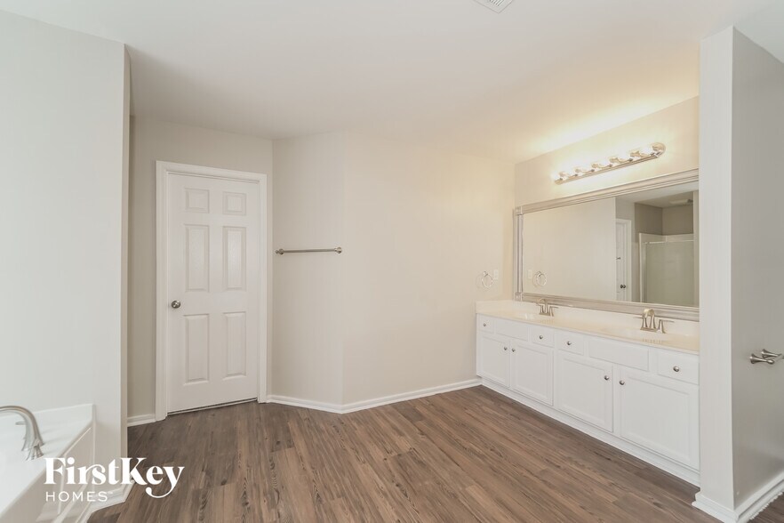 Building Photo - 4031 Larkhaven Village Dr