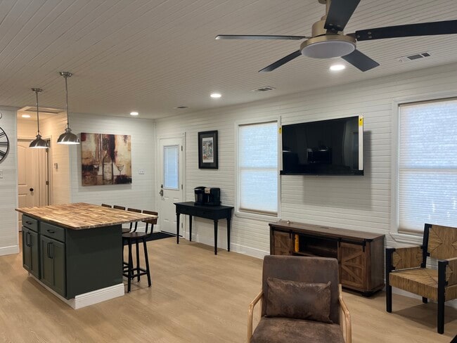 Building Photo - 904 Kentucky St