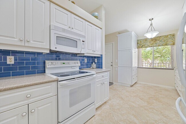 Building Photo - ** 2 Bed/2Bath + Den Condo FULLY FURNISHED...